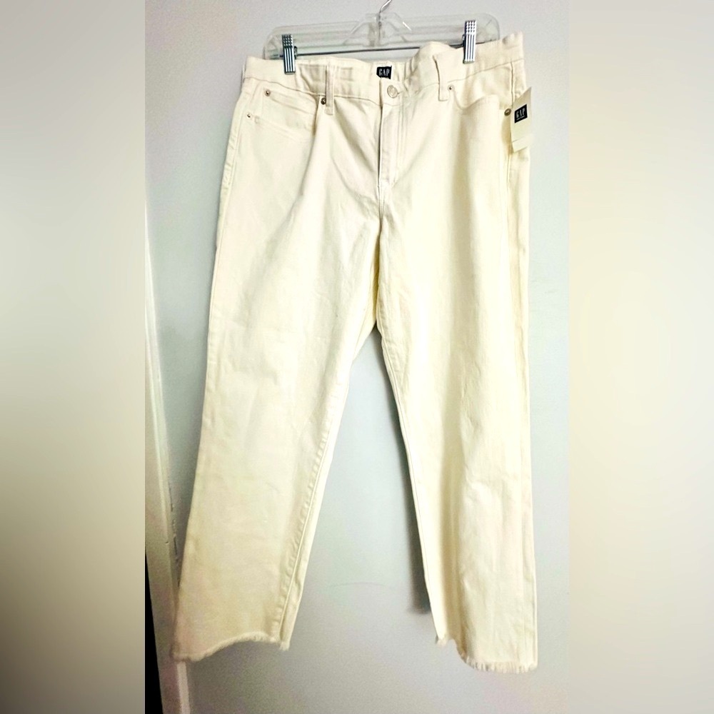 Gap NWT Women White Denim, Loose Fit, Un hemmed pants, straight Legs, Size 33